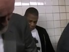 Jay Z surpreende fãs ao andar de metrô em Nova York