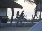 Camila Queiroz e Klebber Toledo passeiam de bicicleta na orla do Rio   