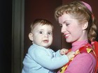 Homenagem: 10 fotos antigas mostram infância de Carrie Fisher com a mãe, Debbie Reynolds