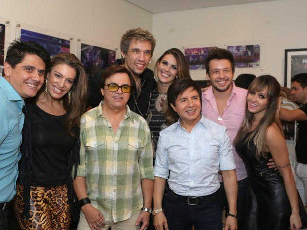 Chitãozinho e Xororó com famosos após show em São Paulo (Foto: Thiago Duran/ Ag. News)
