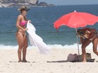 Mirella Santos curte dia de sol na praia com amiga