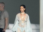 Rihanna usa calcinha fio dental e robe transparente em gravação de clipe