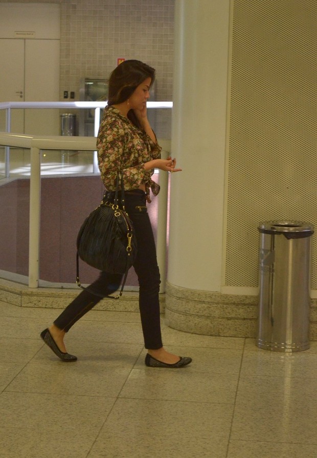 Laryssa Dias embarca no aeroporto Santos Dumont (Foto: William Oda/Fotorio News)