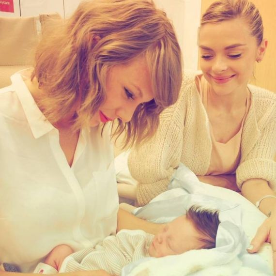 Taylor Swift conhece o afilhado Leo Thames, filho da atriz Jamie King (Foto: Instagram / Reprodução)
