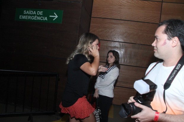 Fernanda Souza evita fotógrafos no show de Thiaguinho (Foto: Thyago Andrade/ Foto Rio News)