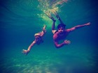 Giovanna Ewbank e Bruno Gagliasso tiram foto embaixo d'água