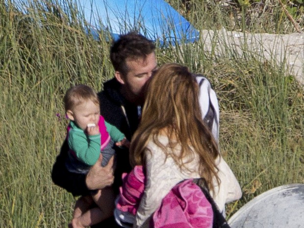 Blake Lively e o marido, Ryan Reynolds, com o filho, James, em praia em New South Wales, na Austrália (Foto: Grosby Group/ Agência)