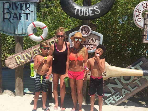 Britney Spears e os filhos, Sean e Jayden, em parque aquático em Los Angeles, nos Estados Unidos (Foto: Instagram/ Reprodução)