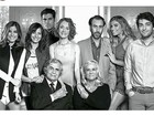 Grazi Massafera deixa pernas à mostra em foto com elenco de novela