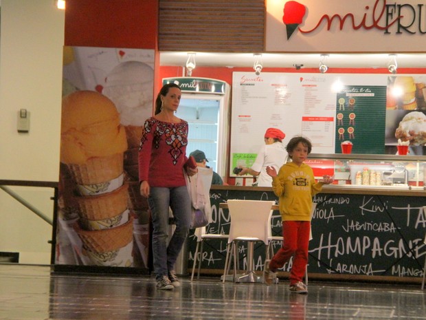 Vanessa Gerbelli e o filho, Tito, em shopping na Zona Sul do Rio (Foto: Daniel Delmiro/ Ag. News)