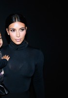 Kim Kardashian e Kanye West levam filha a desfile em Paris