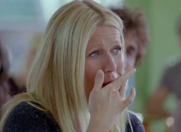 Gwyneth Paltrow comendo marshmallow (Foto: YouTube/Reprodução)