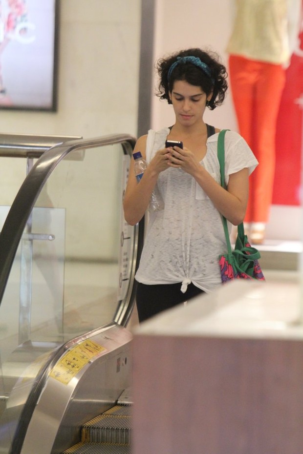 Maria Flor passeia em shopping do Rio (Foto: Rodrigo dos Anjos / AgNews)
