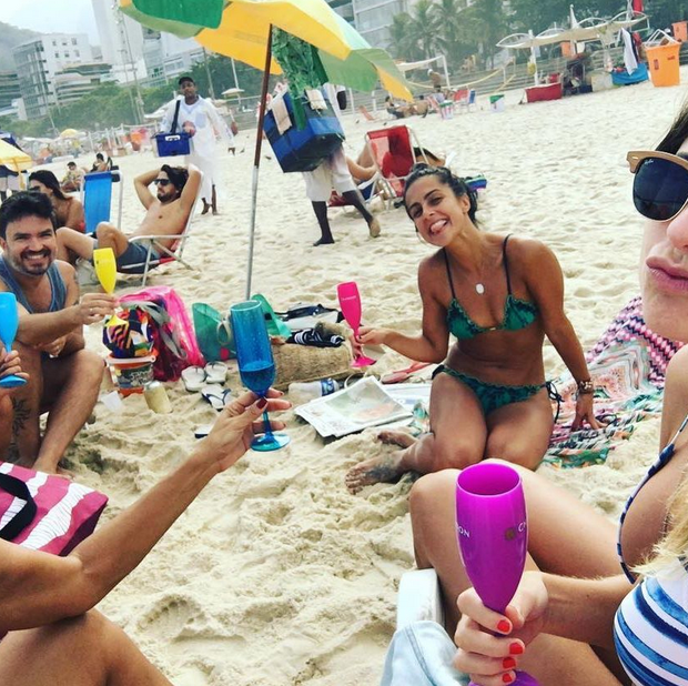 Carol Barcellos na praia com amigos (Foto: Reprodução/Instagram)
