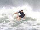 Vladimir Brichta dá show em dia de surfe no Rio de Janeiro
