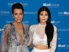 Decotada, Kris Jenner rouba a cena em evento com as filhas na França