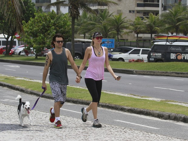 Ellen Jabour caminha na orla com o namorado (Foto: Dilson Silva / AgNews)