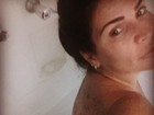 Solange Gomes posa nua em banheira e provoca: ‘Selfie refrescante’