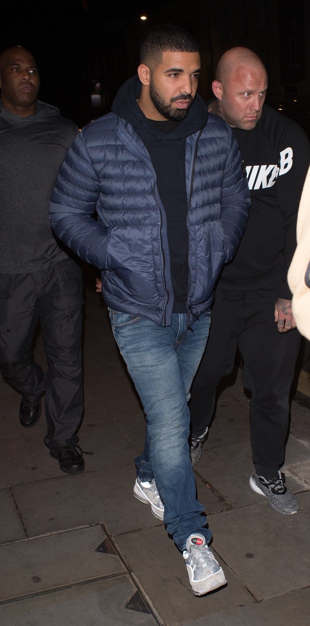 Drake em boate em Londres, na Inglaterra (Foto: AKM-GSI/ Agência)