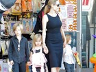 Ao lado dos filhos, Angelina Jolie circula com cabelo loiro novamente
