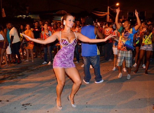 Lucilene Caetano em ensaio de rua da Inocentes de Belford Roxo na Baixada Fluminense do Rio (Foto: Staff Company/ Divulgação)