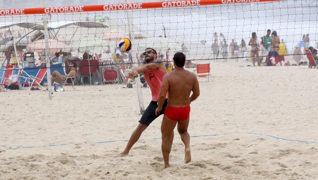Rodrigo Hilbert joga vôlei na praia, no Rio (Foto: J.Humberto / AgNews)