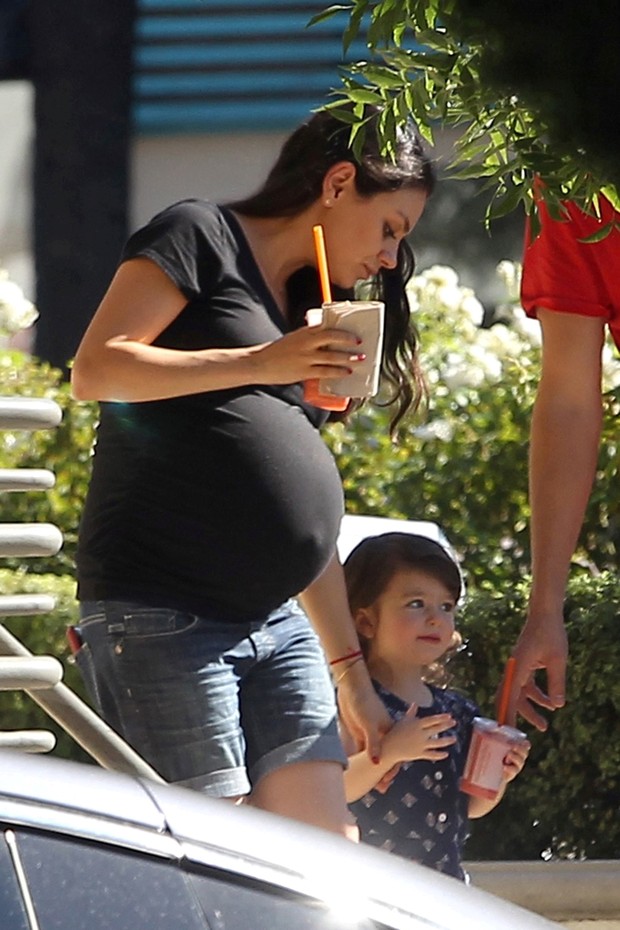 Mila Kunis, grávida, e a filha Wyatt em Los Angeles, nos Estados Unidos (Foto: AKM-GSI/ Agência)