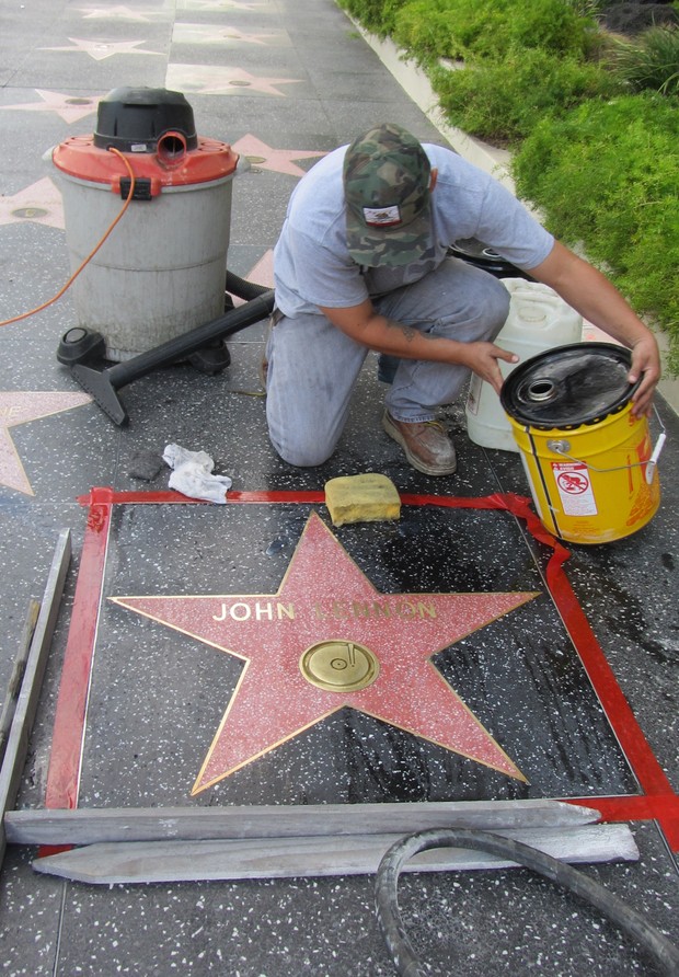 Estrela de John Lennon na Calçada da Fama é restaurada (Foto: Michael Thurston/ AFP)