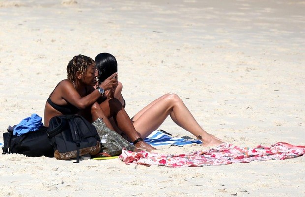 Mart'nália na praia com amiga (Foto: André Freitas / AgNews)