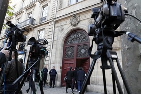 Jornalistas e policiais na frente do hotel de Kim Kardashian (Foto: AFP)