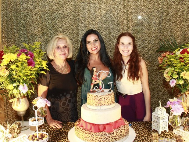 Solange Gomes com a mãe e a filha em sua festa de aniversário no Rio (Foto: Isac Luz/ EGO)