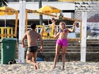 Carol Portaluppi joga futevôlei de shortinho na praia de Ipanema