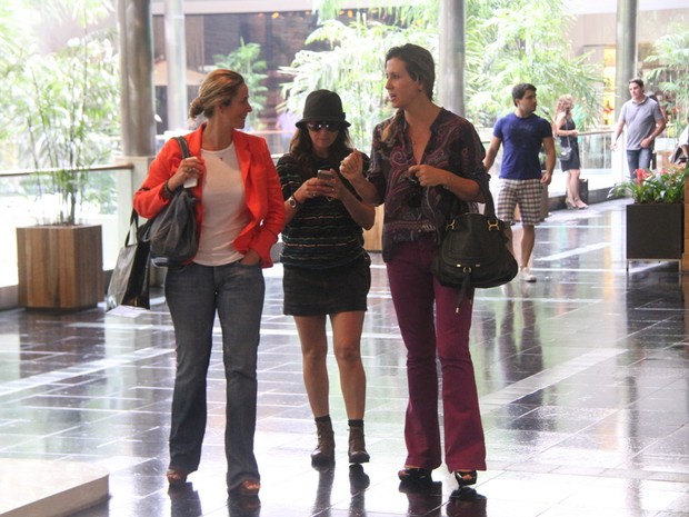 Giovanna Antonelli com amigas em shopping na Zona Sul do Rio (Foto: Daniel Delmiro/ Ag. News)
