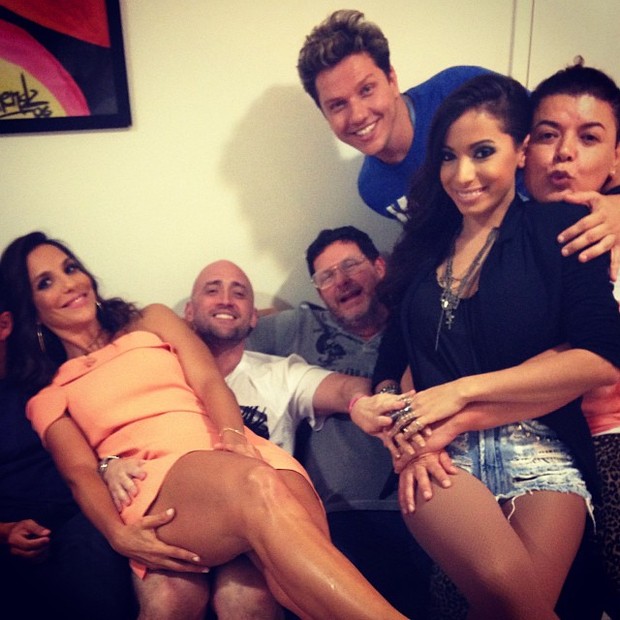 Ivete Sangalo, Paulo Gustavo, Anitta e David Brazil com amigos nos bastidores do show de Preta Gil (Foto: Instagram/ Reprodução)