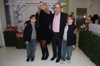Val Marchiori com o marido, Evaldo Ulinski, e os filhos, Eike e Victor (Foto: Manuela Scarpa/ Foto Rio News)
