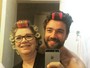 Lucas Valença, o 'Hipster da Federal', posa de bobe de cabelo com a mãe