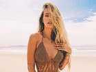 Sereia! Yasmin Brunet surge sexy em fotos na praia