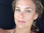 Reconhece? Bar Refaeli posta foto sem maquiagem