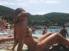 Carol Portaluppi posa de biquíni em praia na Croácia: 'Verão europeu'.