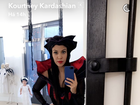 Kourtney Kardashian faz festa de Dia das Bruxas e usa fantasia sexy