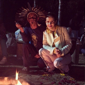 Leona Cavalli durante cerimônia do centro xamânico Porta do Sol (Foto: Reprodução/Facebook)