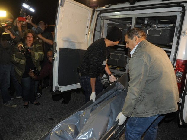 Corpo de Champignon é retirado do prédio onde ele morava em São Paulo e é levado ao IML (Foto: Francisco Cepeda/ Ag. News)