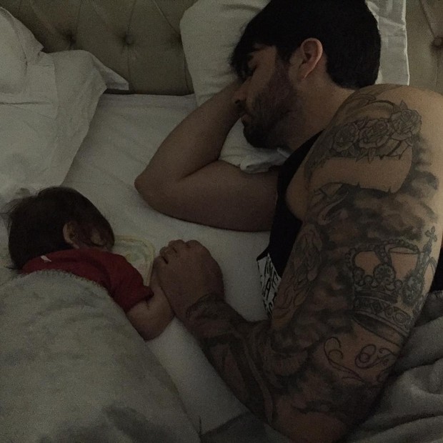 Rodrigão dorme ao lado do filho (Foto: Reprodução/Instagram)