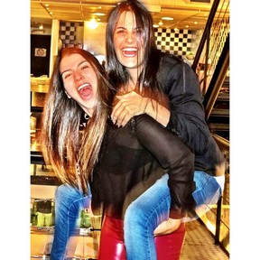 Petra Mattar com amiga em sua festa de 19 anos (Foto: Instagram/ Reprodução)