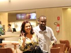 Thiaguinho e Fernanda Souza são fotografados em shopping na Barra