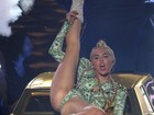 Miley Cyrus faz performance sensual em show e quase mostra demais
