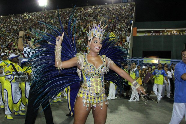 Juliana Alves desfilando (Foto: Alex Palarea/ Ag. News)
