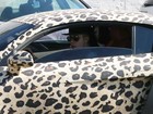 Justin Bieber dirige carro adesivado de chita
