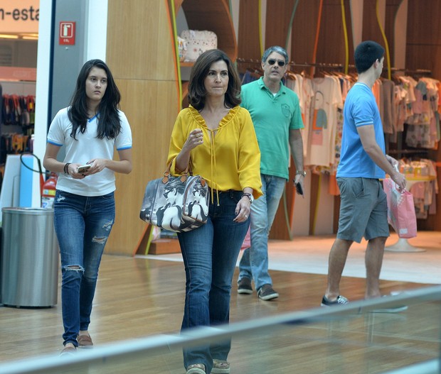 William, Fátima e os filhos durante passeio em shopping (Foto: William Oda/AgNews)