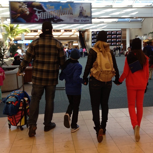 Carla Perez com a família em aeroporto americano (Foto: Instagram / Reprodução)